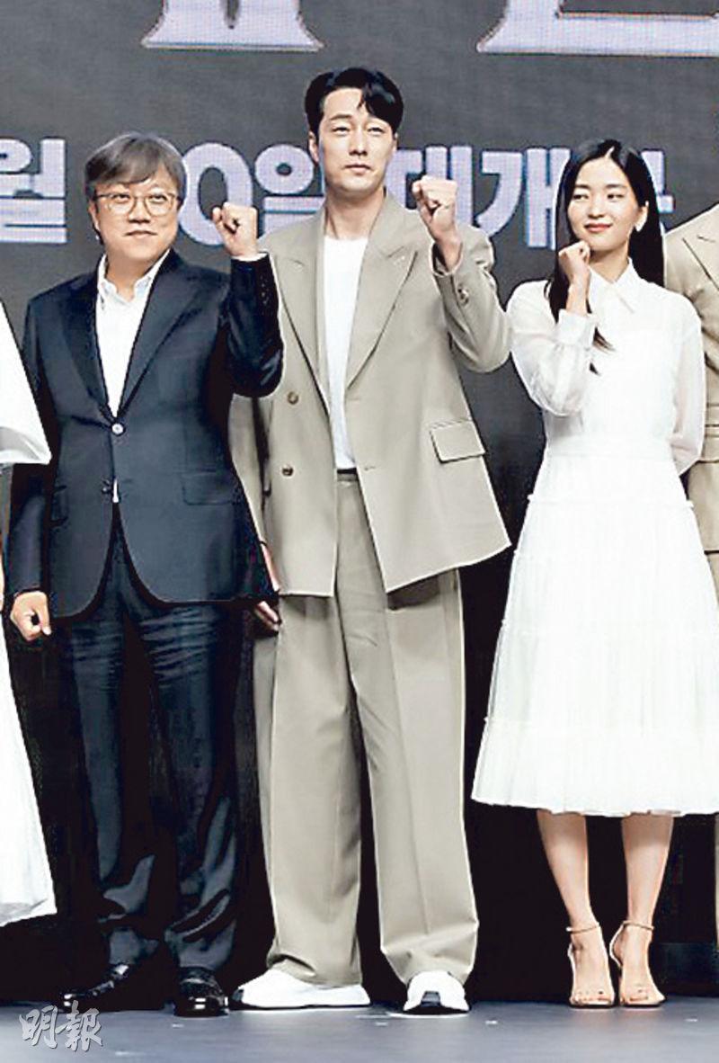 《祖宗膠戰外星人》導演崔東勳（左起）確診後，主角蘇志燮與金泰梨先後染疫。