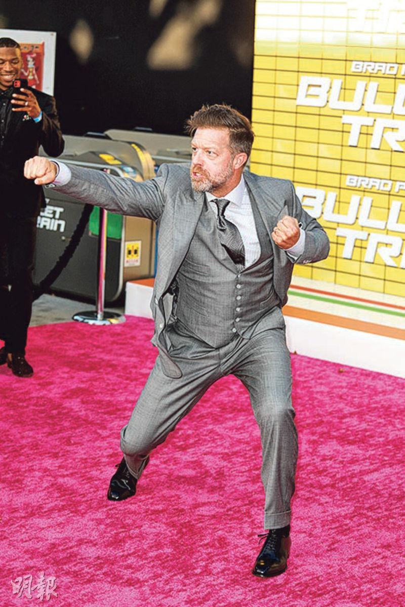 《殺手列車》導演大衛雷奇在洛杉磯首映禮上耍拳，相當有喜感。（路透社）