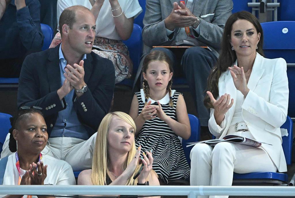 夏洛特小公主（後排中）與威廉王子（後排右）和凱特（後排左）觀看游泳比賽。（法新社）