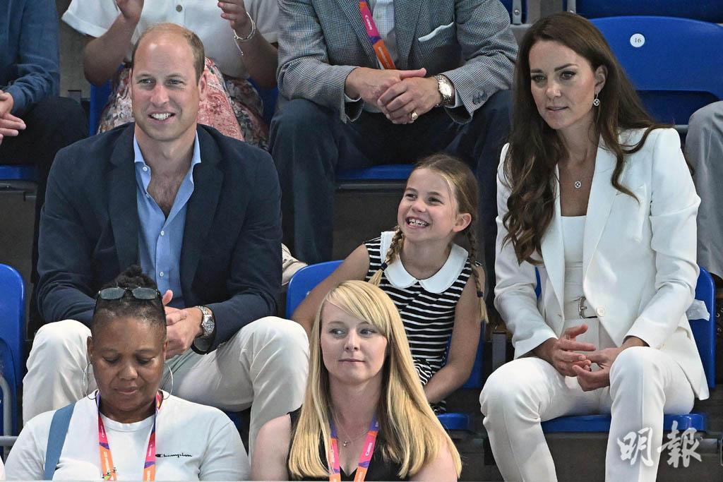 夏洛特小公主（後排中）與威廉王子（後排右）和凱特（後排左）觀看游泳比賽。（法新社）