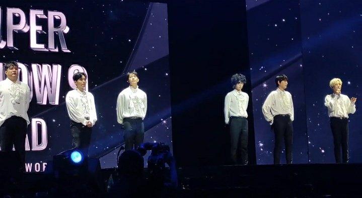SJ成員神童（左起）、厲旭、東海、藝聲、圭賢及利特，上台向粉絲致歉。（網上圖片）