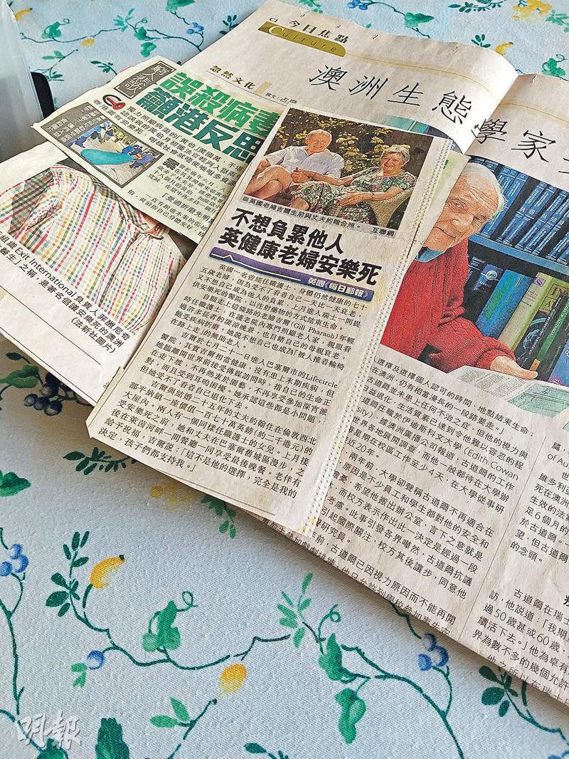 鄺國熙展示多年來儲下的安樂死報道和資料。他期望香港再就此議題做民調，並希望自己能在港安樂死，毋須遠赴瑞士。（梁雅婷攝）