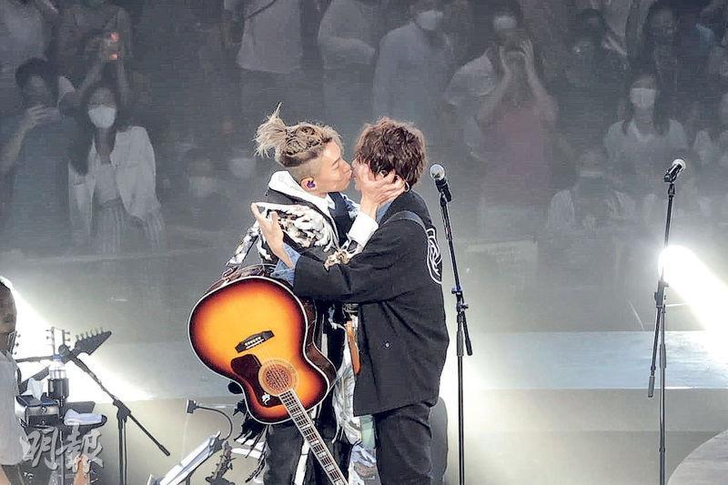 ToNick主音趙善恆（右）與周國賢合唱《時空》後，在台上送抱及送吻。（攝影：鍾偉茵）