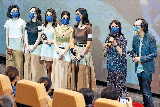 電影節放映當天，張婉婷（右二）與戲裏5位少女現身。（香港國際電影節提供）