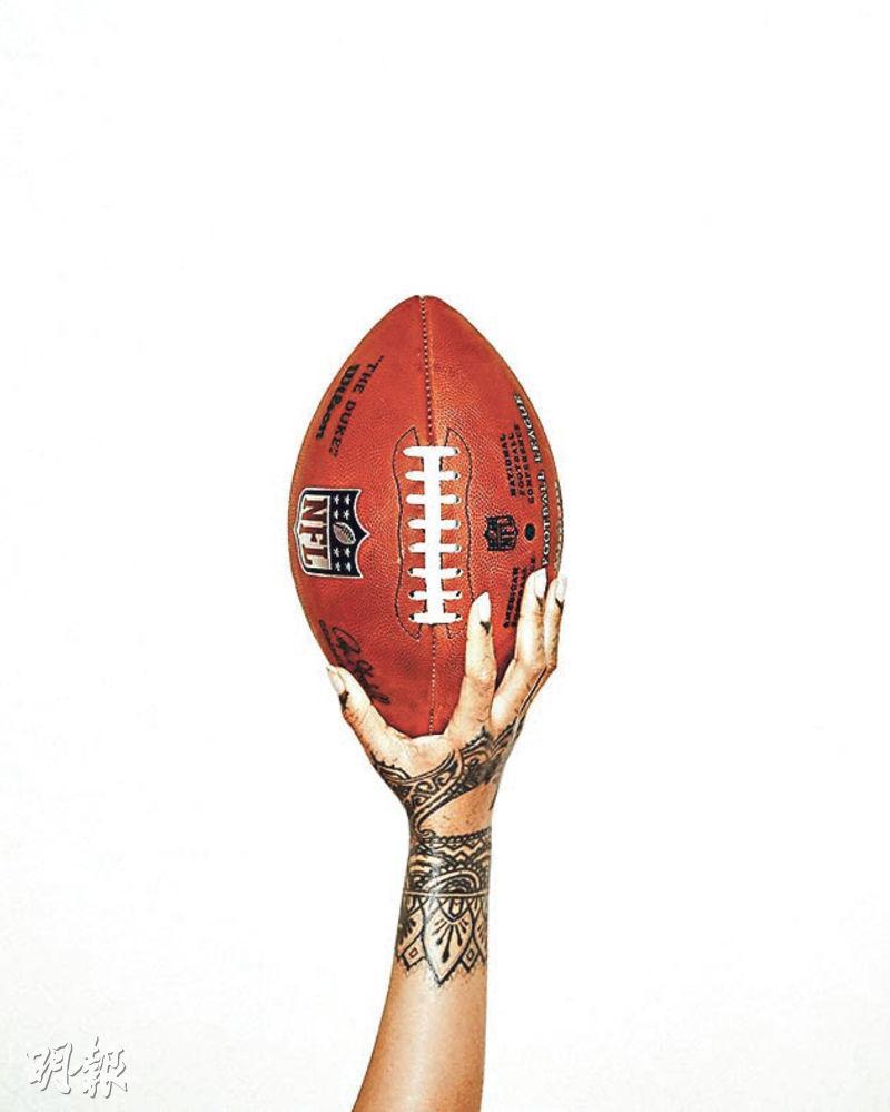 Rihanna答應擔任明年美式足球超級碗決賽的中場演出嘉賓，在社交網上載手握欖球的照片，連Justin Bieber也留言稱，「女王回歸」。