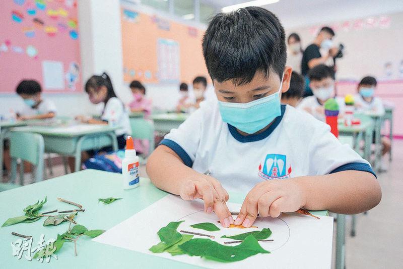 自畫像——教師請學生預先收集落葉，再利用樹葉製作自我畫像，並向老師和同學介紹及分享感受。（賴俊傑攝）