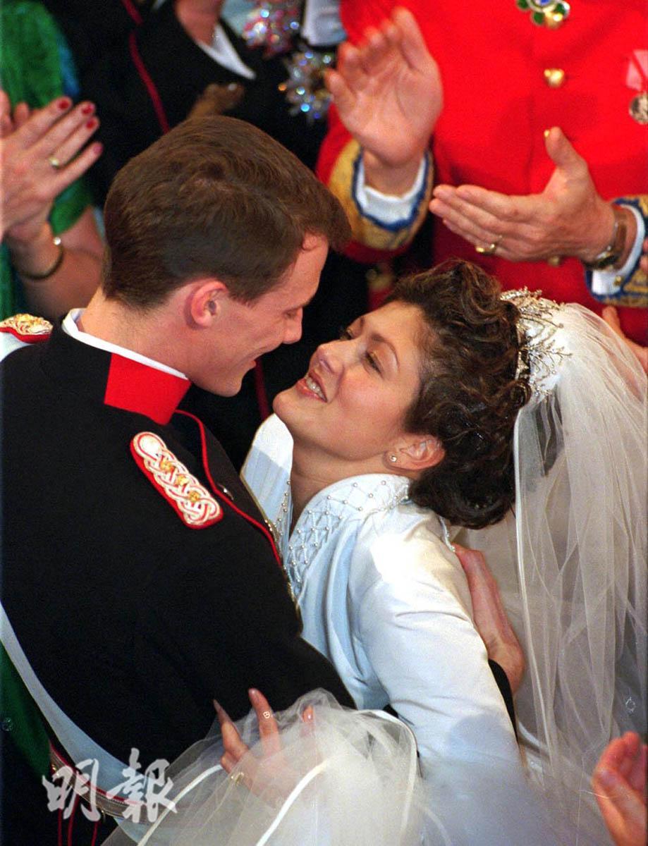 1995年，文雅麗（右）與丹麥王子約阿希姆（右）結婚。（法新社資料圖片）