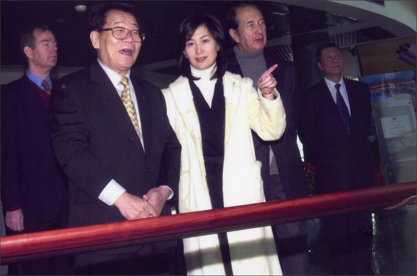 何超瓊跟父親何鴻燊接待到訪澳門的前政協主席李瑞環。（大會提供）