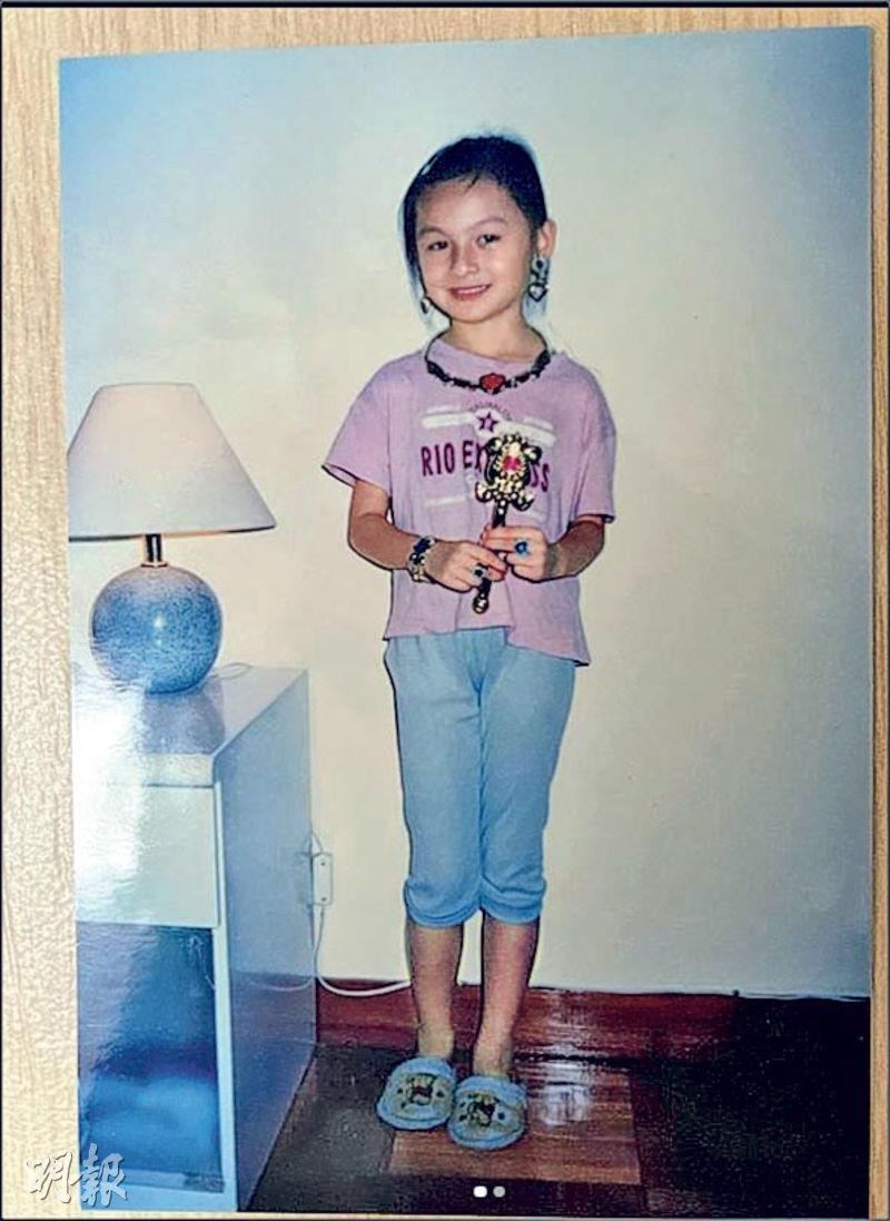 林鈺洧上載8歲童年照，相中她戴上玩具首飾及拿着權杖扮當選港姐。（網上圖片）