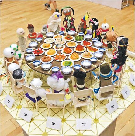 注目作品——舉辦了兩次展覽，最受注目的是將所有小人仔放在一起，圍着一張放滿美食的大餐桌。（作者提供）