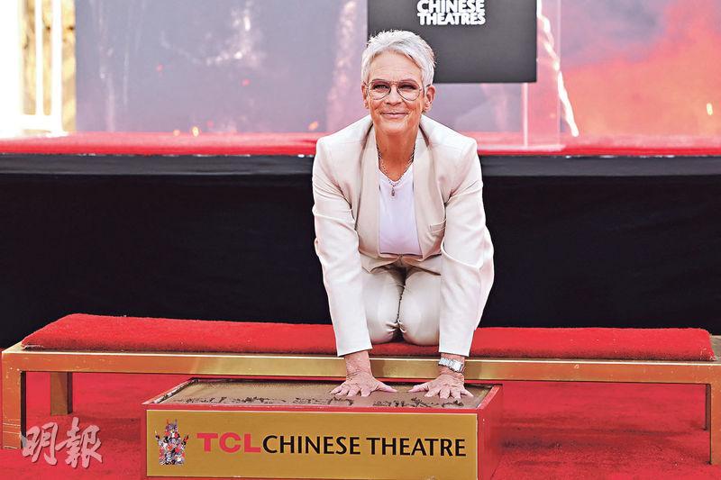 珍美李寇蒂絲是荷李活著名星二代，現年63歲的她早已獨當一面，前日舉行打手印儀式。（路透社）