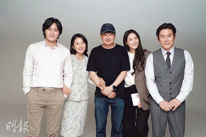張東健（左起）、金喜愛、許秦豪、秀賢及薛景求合作《晚餐》現正進行後期製作，有望明年上映。