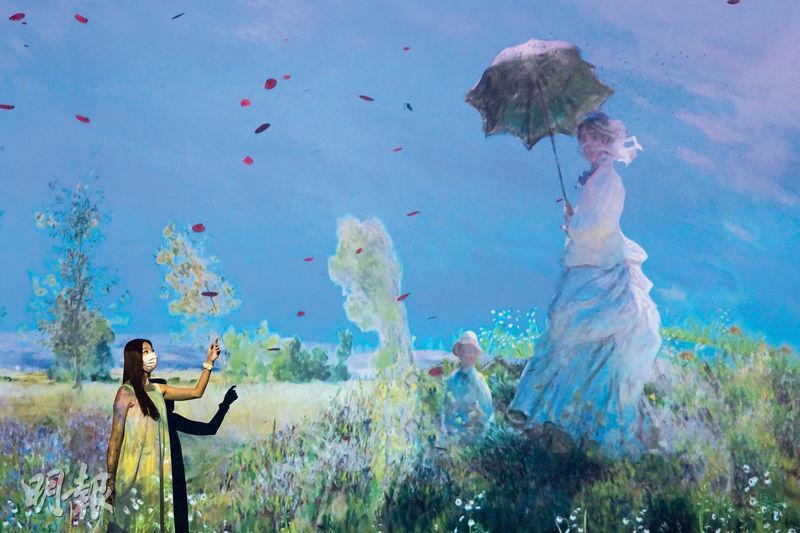 遇上《撐陽傘的女人》--《撐陽傘的女人》畫中人是莫內的妻子及年幼的兒子，觀眾如同走進莫內的畫作世界。（黃志東攝）
