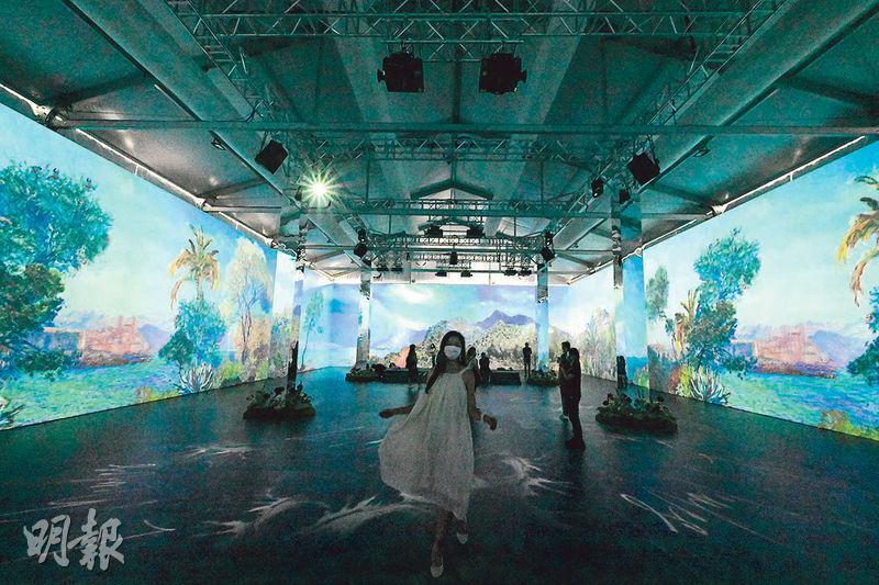 5.7米高的四面屏幕配合360度燈光、原創音樂和聲音導航，讓人沉浸式感受莫內的畫作。（黃志東攝）