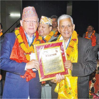 與尼泊爾之情——蘇朗年（左）來港多年，回到尼泊爾時仍大受歡迎，足見他與尼泊爾的情義。（蘇朗年提供）