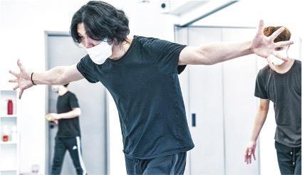 一改表演方式——金在德（圖）與香港城市當代舞蹈團再度合作，表演當代舞《棕色》，表演呈現「非人化」的肢體語言和更豐富的視覺效果。（城市當代舞蹈團提供）