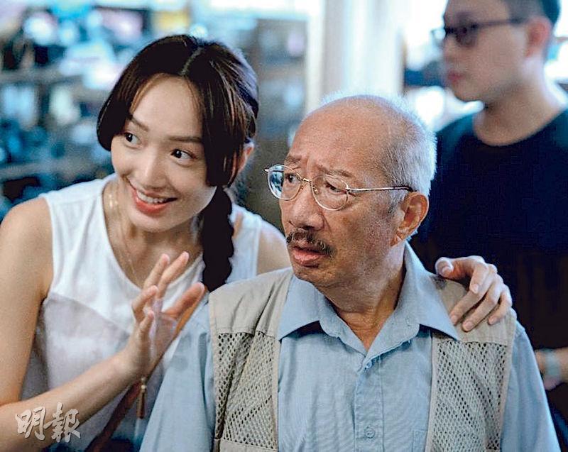 余子明（右）在ViuTV劇《940920》飾演蔡思韵（左）的爺爺，該劇成為他的遺作。（資料圖片）