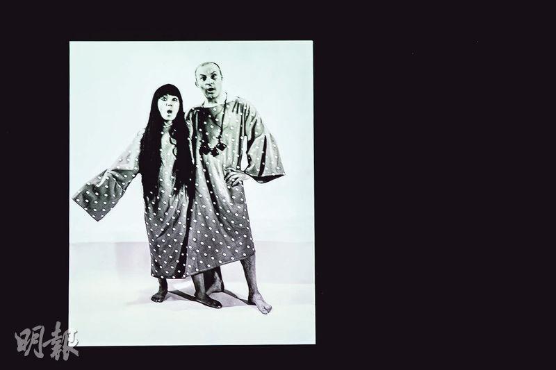 重視連接——1960年代由草間設計的波點二人連體衣，帶出她重視連接和集體的藝術價值觀。（馮凱鍵攝）