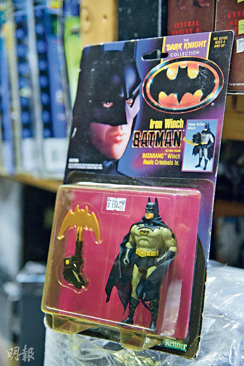 1990年代推出的米高基頓版《蝙蝠俠》figure。（玩具地帶）（黃志東攝）