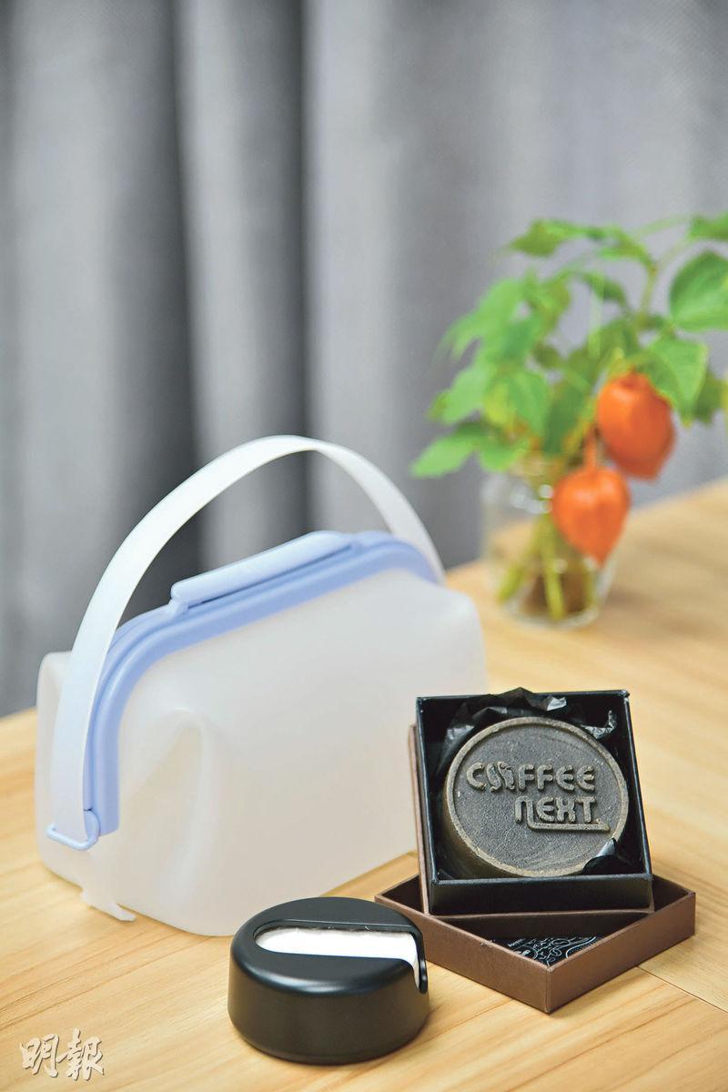 loop store環圓生活出售各式環保用品，包括手袋形的食物袋、可重用的化妝棉和咖啡渣製肥皂。（黃志東攝）