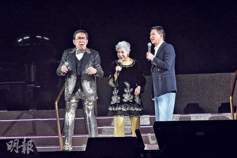 張家輝（右起）與羅蘭擔任修哥演唱會嘉賓，三人合唱《漫步人生路》。（攝影：鍾偉茵）