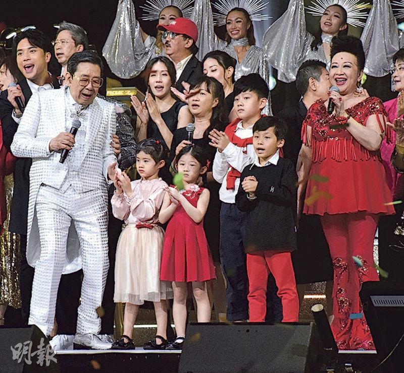 修哥（左一）與孫女及曾孫，還有嘉賓薛家燕（右一）等在演唱會尾聲合唱《朋友》。（攝影：鍾偉茵）