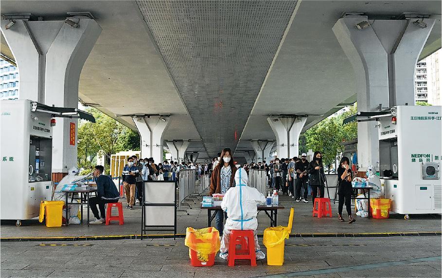 11月7日，廣州天河區民眾在獵德街道進行核酸檢測。（ 中新社）
