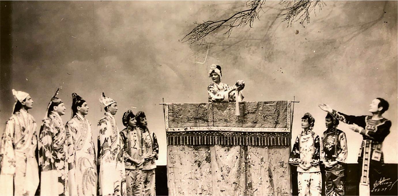 《王寶川》「拋繡球」一幕的舞台劇照。