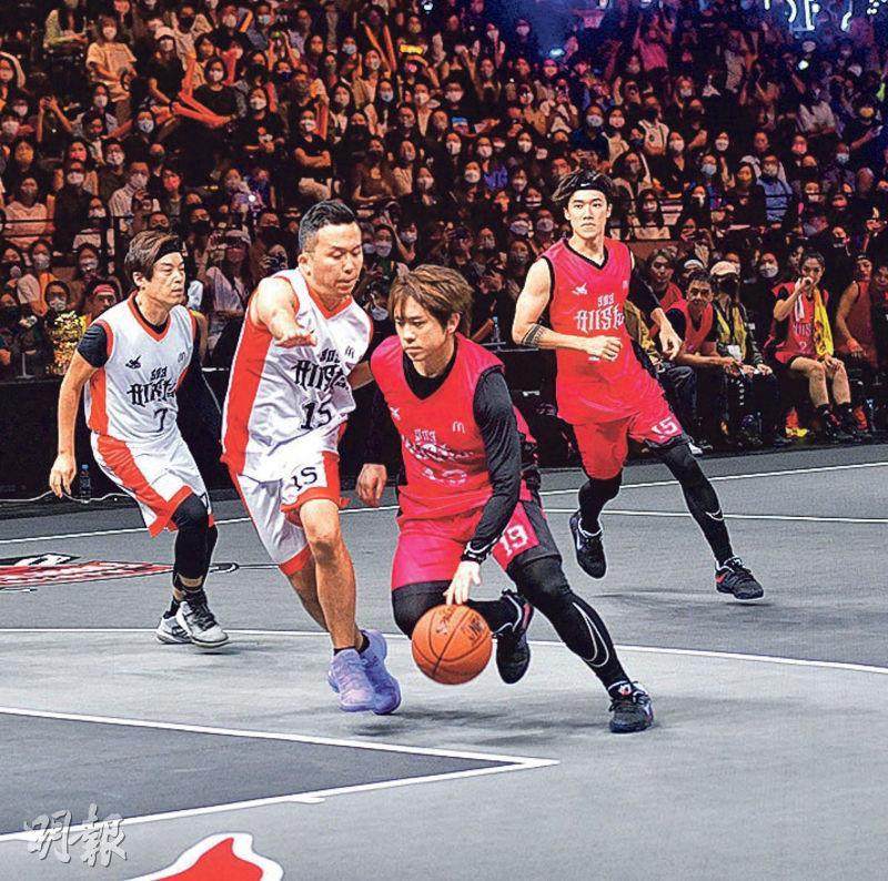 姜濤（前排右）在《903 AllStar籃球賽》受傷前表現神勇。（資料圖片）