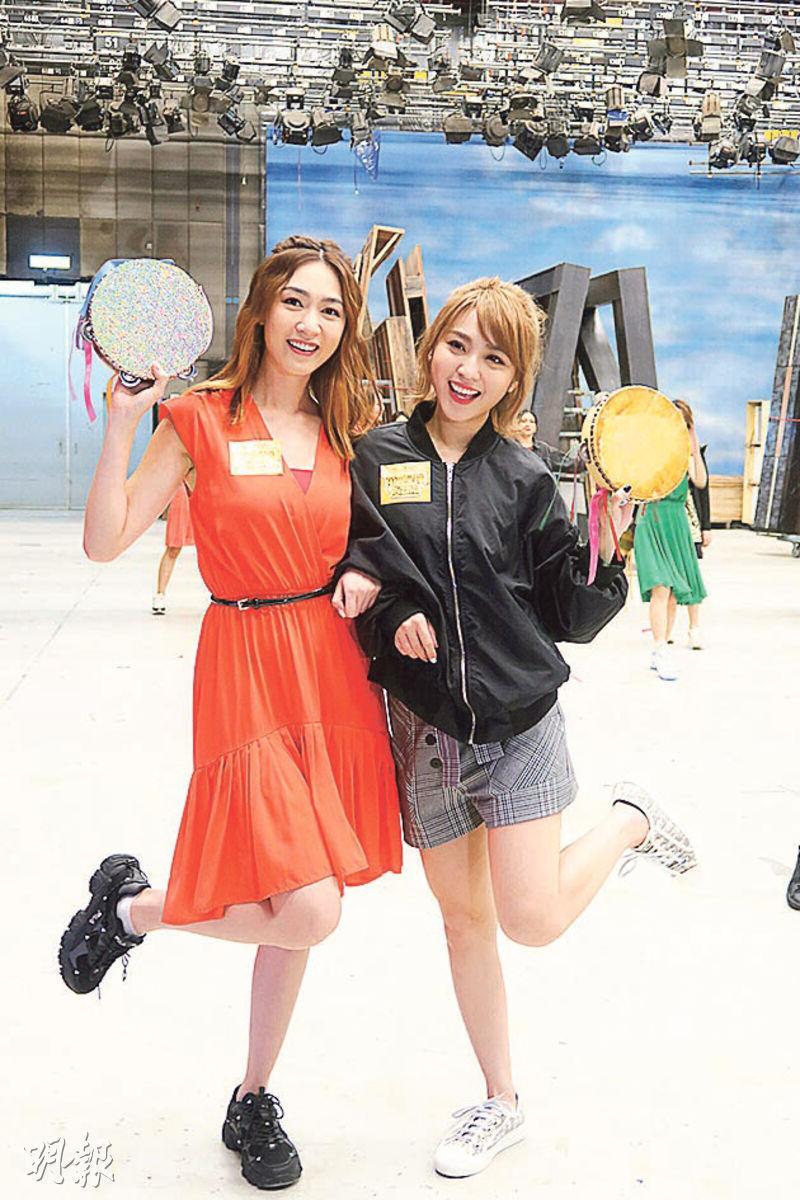 黃嘉雯（左）與林穎彤（右）在台慶參與表演大型歌舞。（攝影/記者：鍾一虹）