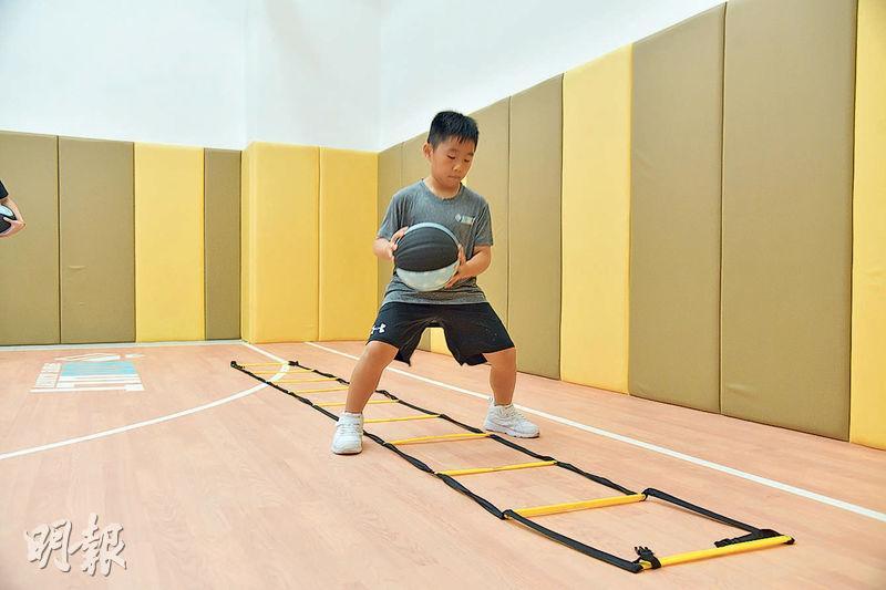 步法梯練協調——訓練腳步用的步法梯，可鍛煉小朋友的身體協調。（黃志東攝）