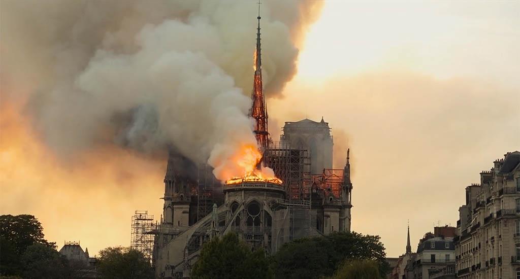 《巴黎聖母院：火海奇蹟》預告片截圖