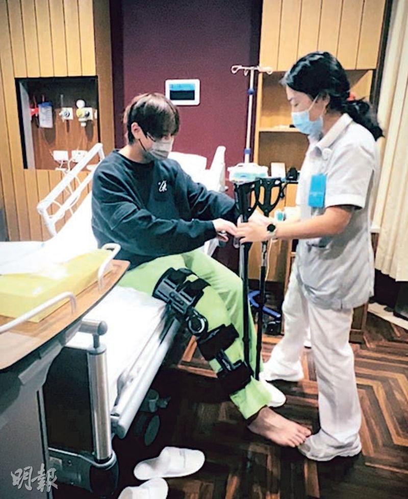 姜濤（左）手術後要撐拐杖走路兩個月。（資料圖片）