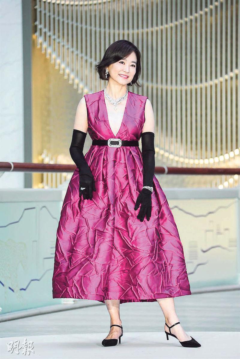 林青霞相隔3年再到台灣出席活動，穿上桃紅色連身裙的她明艷照人。（中國時報）