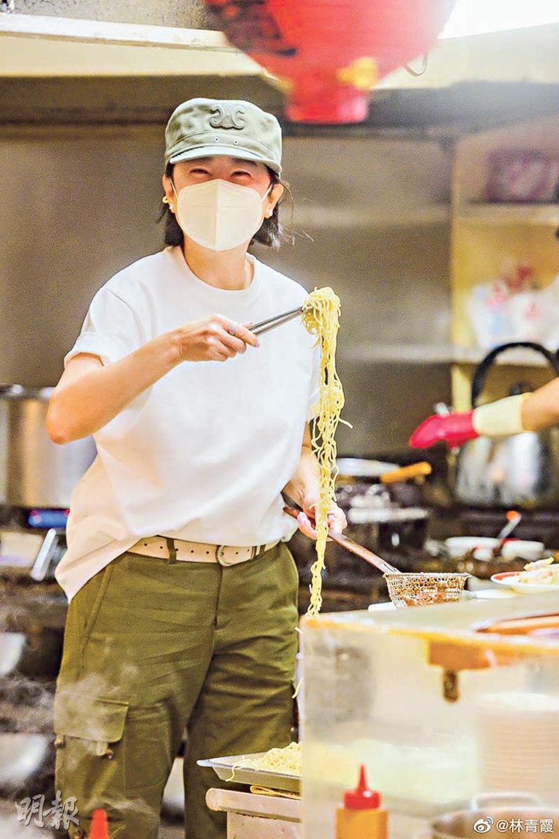 一身便服的林青霞品嘗台灣地道小吃，還即興親自下廚煮麵。（網上圖片）