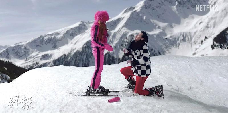 吳宇衛（右）在雪山向蓮茜露漢（左）求婚一幕，擺明影射名媛Paris Hilton。