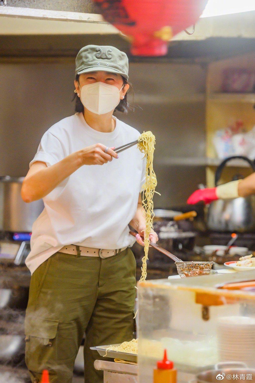 林青霞在台灣的小吃店親自煮麵。（網上圖片）