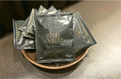 堅果香味--滾得棧採用Silver Mona特級哥倫比亞拼配浸泡式咖啡，自帶有堅果調性，與豬骨湯底配合完美。（餐廳提供）