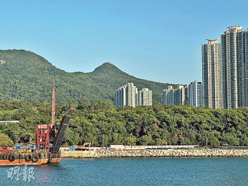 在將軍澳海濱公園，可遙望香港三尖之一的釣魚翁。（周群雄攝）