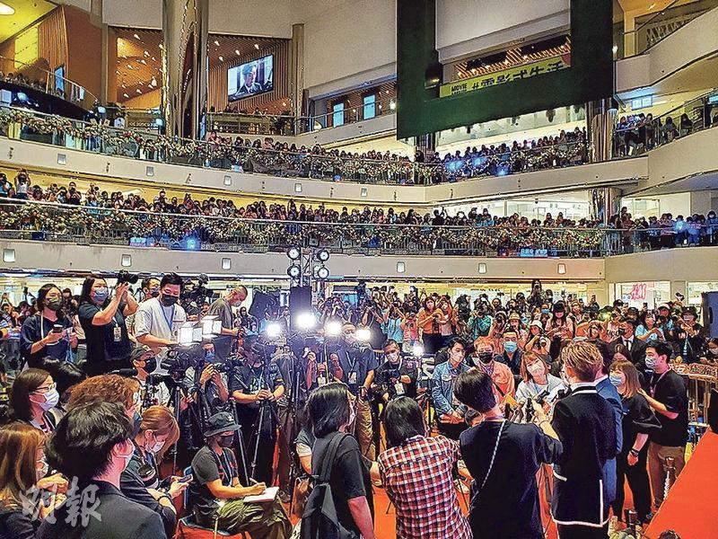 電影《過時‧過節》昨日舉行首映禮，吸引逾千Anson Lo與呂爵安的粉絲到場，迫爆商場。（攝影：鍾偉茵）