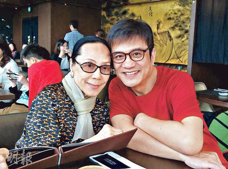黃栢文（右）在嘉玲（左）離世後才公開母子關係，稱雖然不是跟媽媽一起生活，但她是個好媽媽。（受訪者提供）