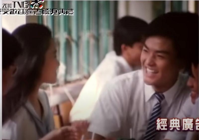 樊亦敏原來也有拍攝第一輯檸檬茶廣告，在課室內與鄭伊健傾偈。（網上片段截圖）