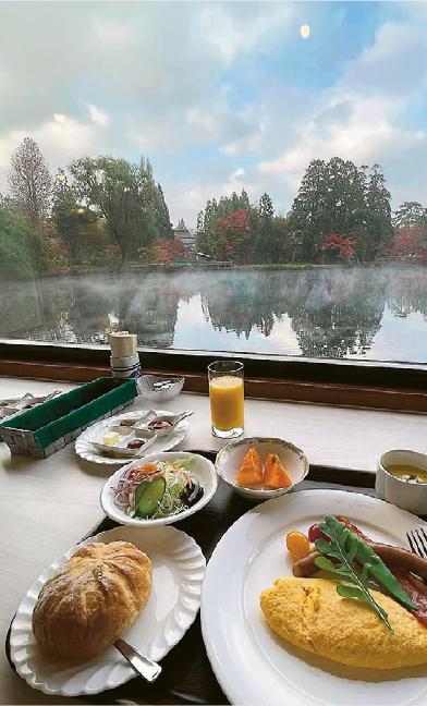 晨霧伴早餐--金鱗湖畔旅館餐廳貼近湖面，早餐伴以晨霧仙境，極具詩情畫意。（Azuki攝）