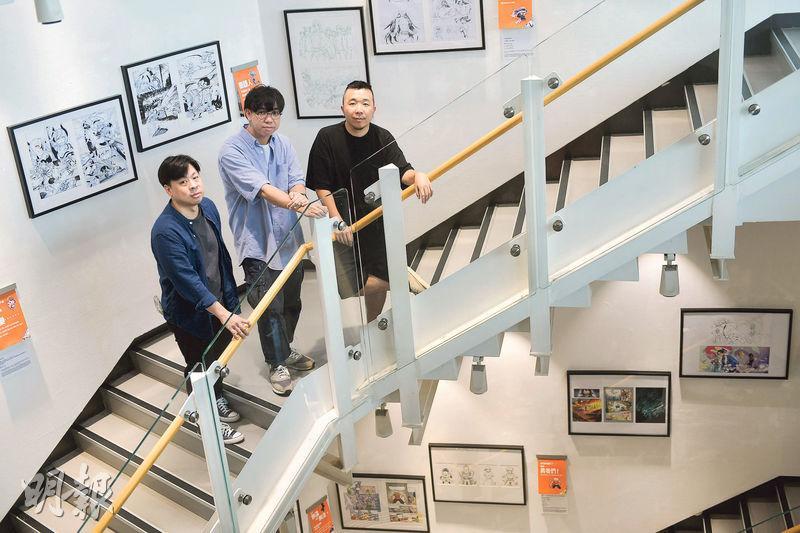 漫畫展覽--華記（左起）、Pen So和Man僧在內的15名香港漫畫家原稿及創作紀錄，分佈在香港藝術中心的樓梯和不同樓層展出。（受訪者按拍攝需要暫除口罩。朱安妮攝）