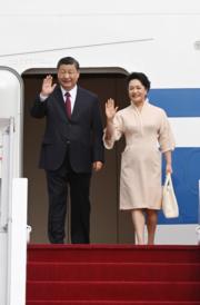 2022年11月14日，國家主席習近平（左）和夫人彭麗媛（右）抵達印尼峇里島出席二十國集團（G20）峰會，兩人緩步出專機艙門。（新華社）