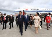 2022年11月14日，國家主席習近平（前左）和夫人彭麗媛（前右）抵達印尼峇里島出席二十國集團（G20）峰會。（新華社）