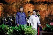 2022年11月15日，國家主席習近平（左）與夫人彭麗媛（右）出席二十國集團領導人峰會歡迎晚宴。（法新社）