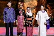 2022年11月15日，國家主席習近平（左）與夫人彭麗媛（右）、印尼總統佐科（左二）與夫人伊莉亞娜（右二）出席二十國集團領導人峰會歡迎晚宴。（法新社）