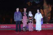 2022年11月15日，國家主席習近平（左）與夫人彭麗媛（右）、印尼總統佐科（左二）與夫人伊莉亞娜（右二）出席二十國集團領導人峰會歡迎晚宴。（新華社）