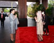 2022年11月16日，國家主席習近平夫人彭麗媛（左）與印尼總統夫人伊莉亞娜（右）會面打招呼。（新華社）